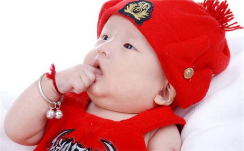 何姓男孩子取名